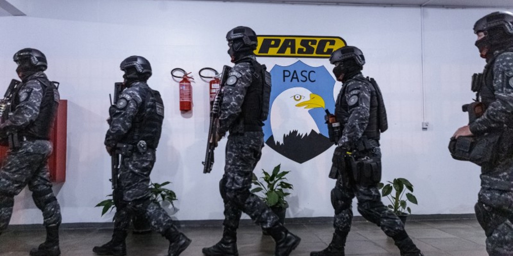 Forças de segurança em ação na penitenciária em Charqueadas para a transferência de apenados Forças de segurança em ação na penitenciária em Charqueadas para a transferência de apenados