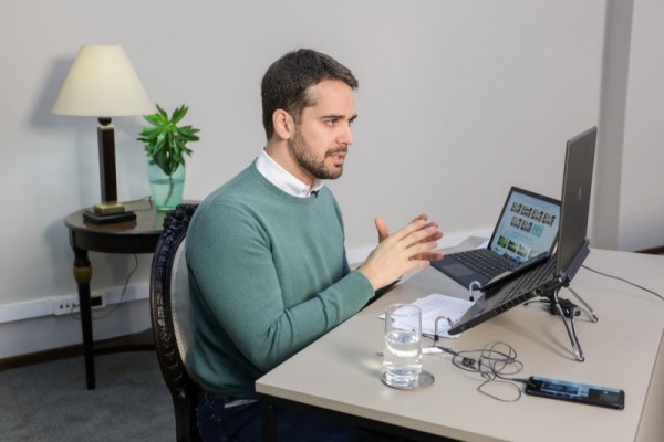 -É uma ferramenta generosa que vai oferecer conteúdos e exercícios de alta qualidade-, disse Leite durante transmissão ao vivo