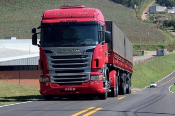 Caminhoneiros que dirigem combinações de veículos de carga não precisarão obedecer restrições de horários nas rodovias estaduais