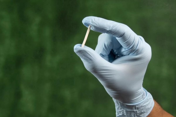 Chip da beleza: riscos e efeitos preocupam especialistas e Anvisa