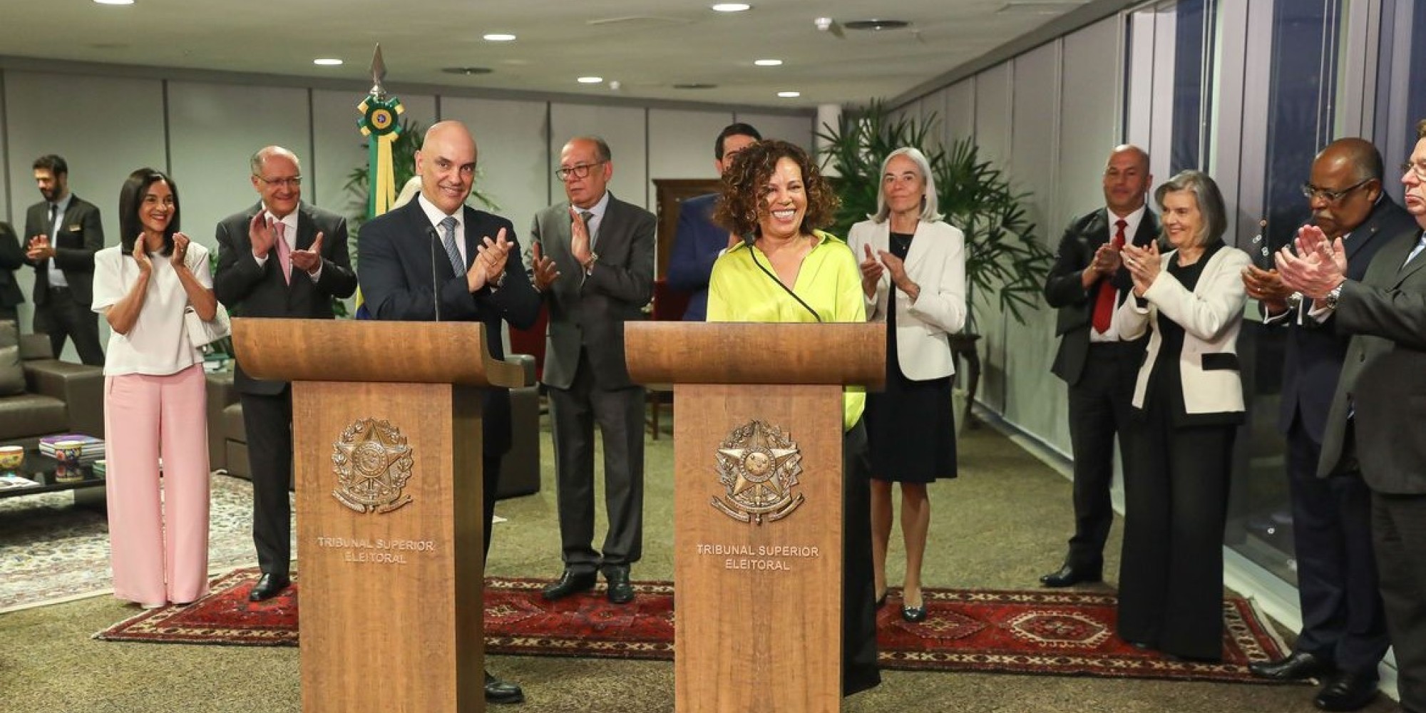 Edilene Lobo toma posse como primeira ministra negra na história do TSE