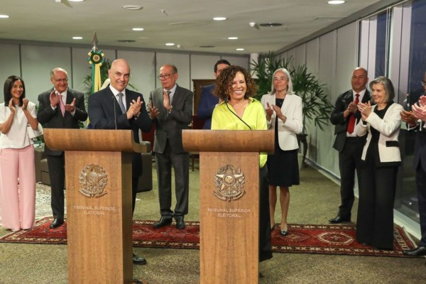 Edilene Lobo toma posse como primeira ministra negra na história do TSE