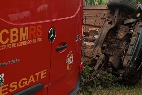 Após perder o controle do carro, mulher capota no interior de Estrela