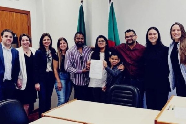 Irmãos gaúchos são adotados por casal indiano e iniciam nova vida nos EUA
