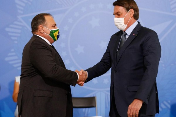 O general Eduardo Pazuello assumiu, oficialmente, nesta quarta-feira (16), o comando do Ministério da Saúde, em cerimônia no Palácio do Planalto