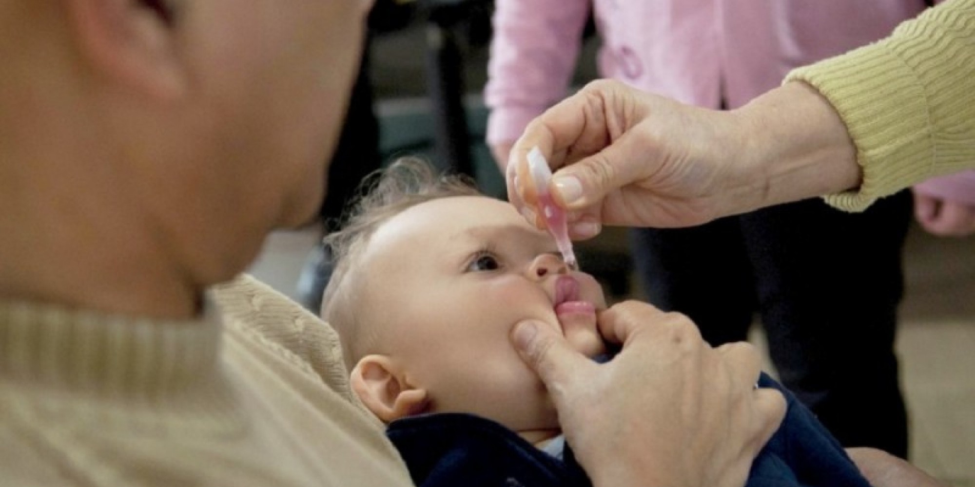 Crianças menores de cinco anos devem receber a gotinha contra a paralisia e outras vacinas que estejam em atraso 