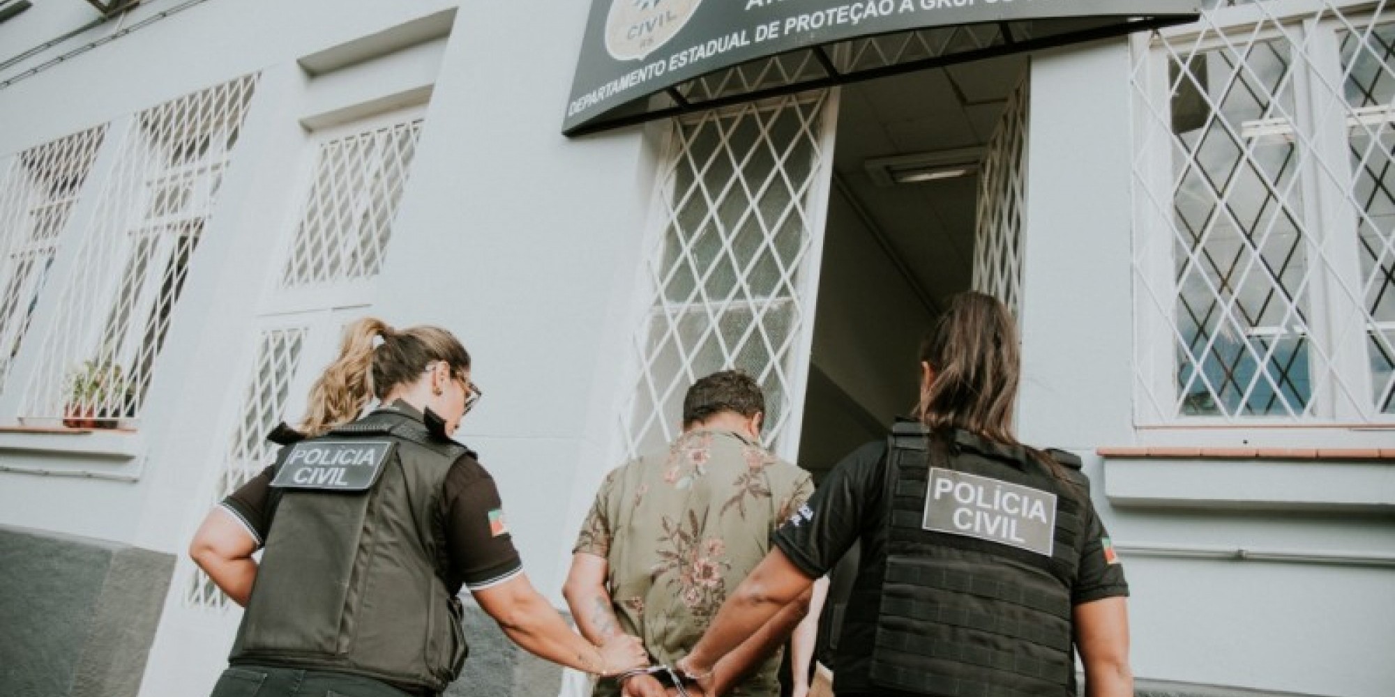 Só a DEAM de Porto Alegre realizou mais de 10 prisões de suspeitos de agressão à mulheres em maio Só a DEAM de Porto Alegre realizou mais de 10 prisões de suspeitos de agressão à mulheres em maio