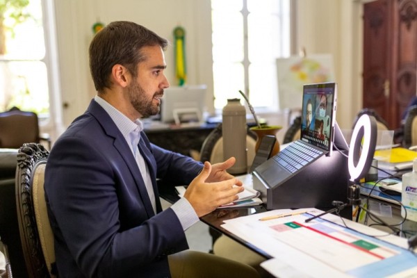 Mantendo a tradição, o governador falou na primeira edição do ano do Tá na Mesa