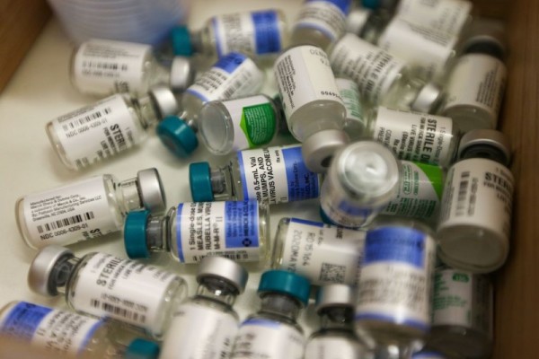 No sábado (21), postos de saúde estarão abertos para pais ou responsáveis colocarem em dia vacina de crianças e adolescentes