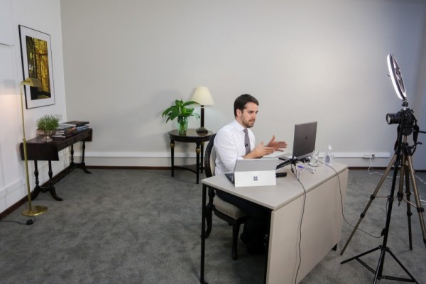  -Embora o momento mais difícil tenha passado e estejamos vendo estabilização, não significa que possamos relaxar-, disse Leite 