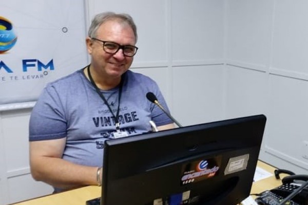 Milton Fernando apresentava o programa Bom Dia Região dos Vales e coordenada a programação da Rádio Encantado e tinha uma coluna semana no Jornal Opinião 