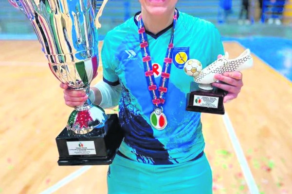 Jogadora foi eleita 3ª melhor do mundo na posição