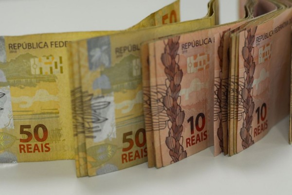 Governo propõe salário mínimo de R$ 1.147 para 2022