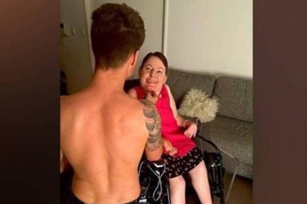 Mulher com deficiência contrata profissional para fazer sexo