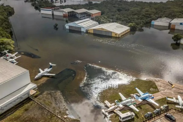 Quase 40 aviões seguem no aeroporto Salgado Filho, em Porto Alegre