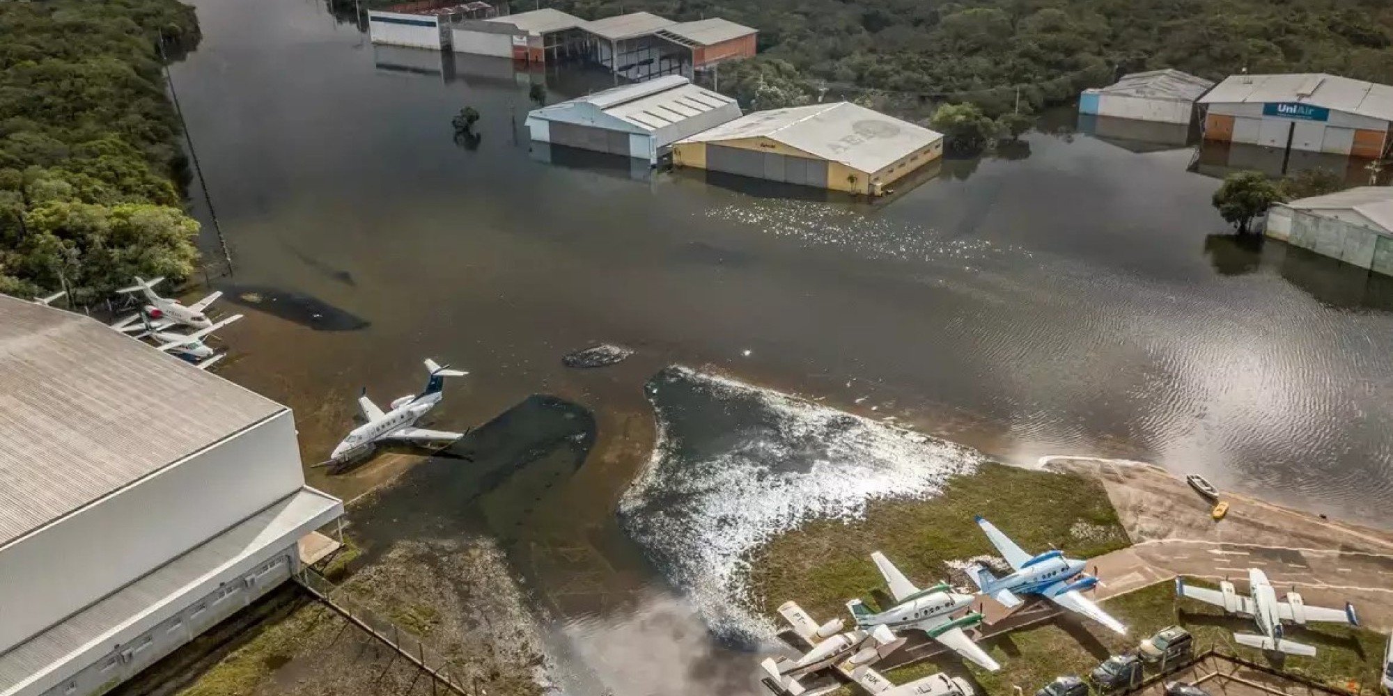 Quase 40 aviões seguem no aeroporto Salgado Filho, em Porto Alegre
