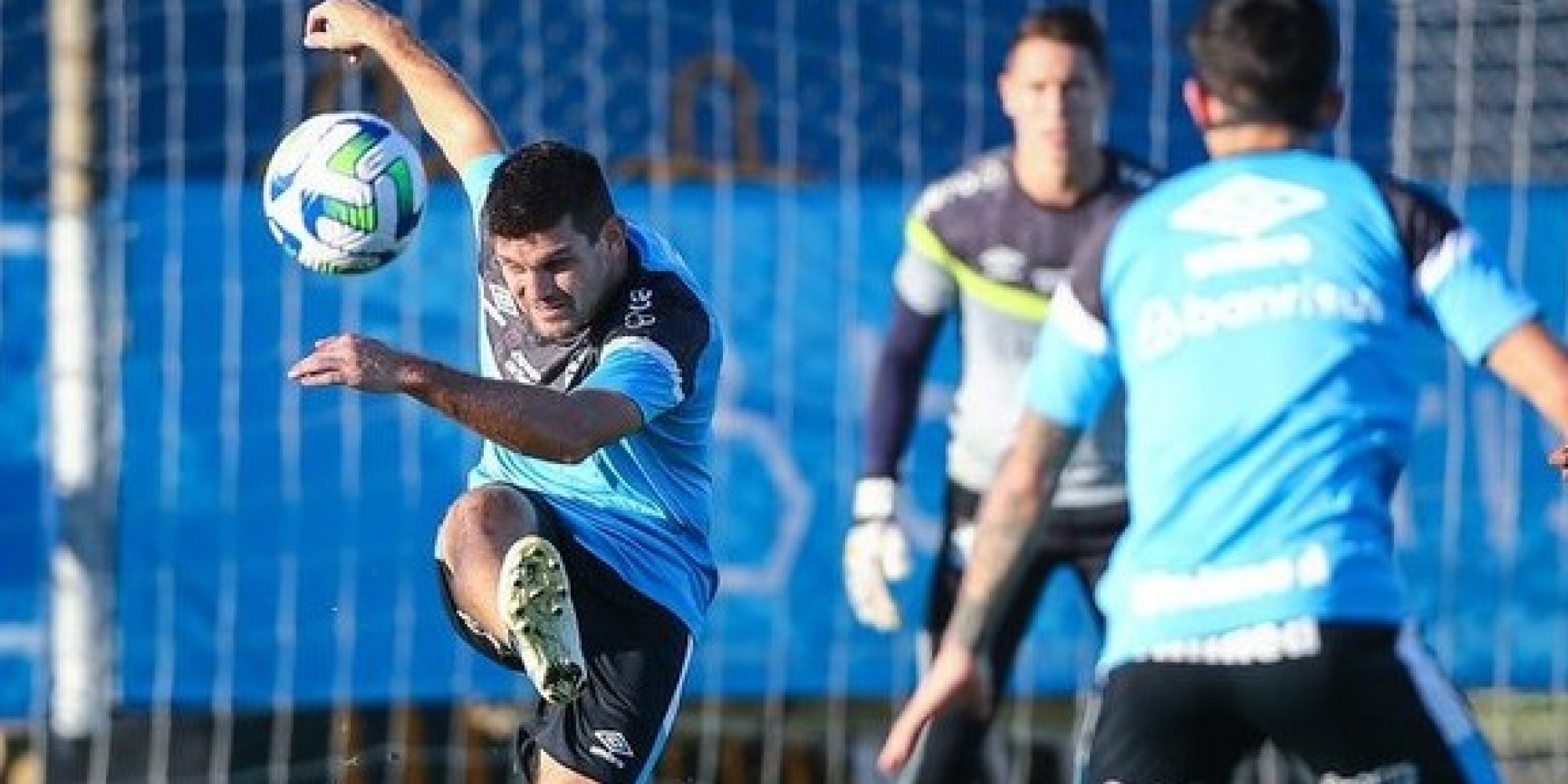 Com Kannemann voltando a zaga o Grêmio busca vencer o Palmeiras