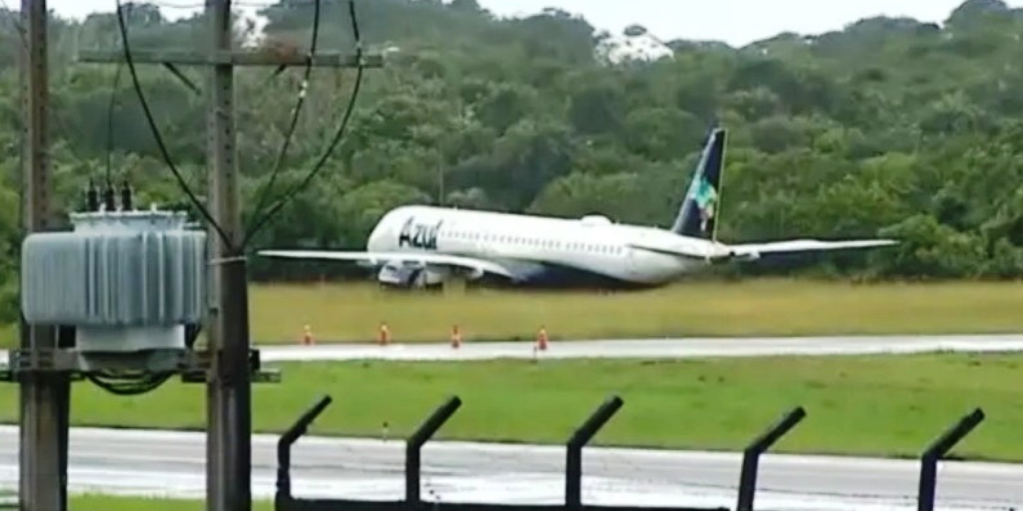 Avião ultrapassa limite de pista e para em matagal