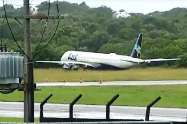 Avião ultrapassa limite de pista e para em matagal