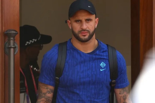 Jogadores ingleses adotam gato que ficava no CT da equipe no Catar