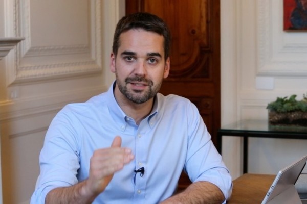 Governador Eduardo Leite autorizou previsão adultos receberem ao menos uma dose da vacina 