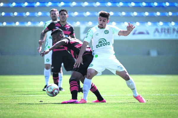 Ronei foi titular diante do Vitória 