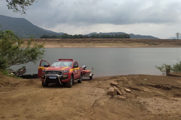 Bombeiros encontram corpo em decomposição no Rio Taquari