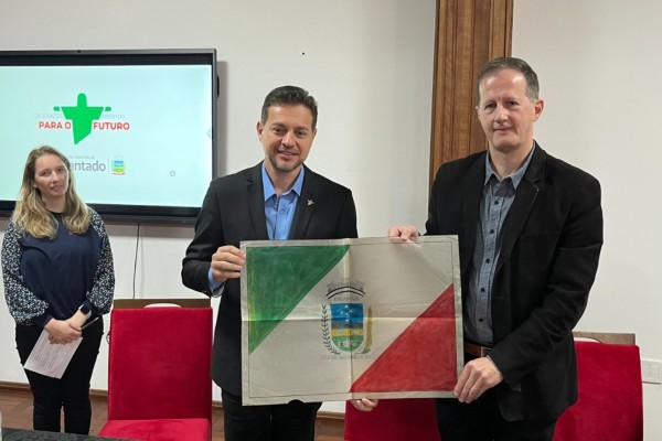 Desenho original da bandeira de Encantado passa a fazer parte do museu municipal