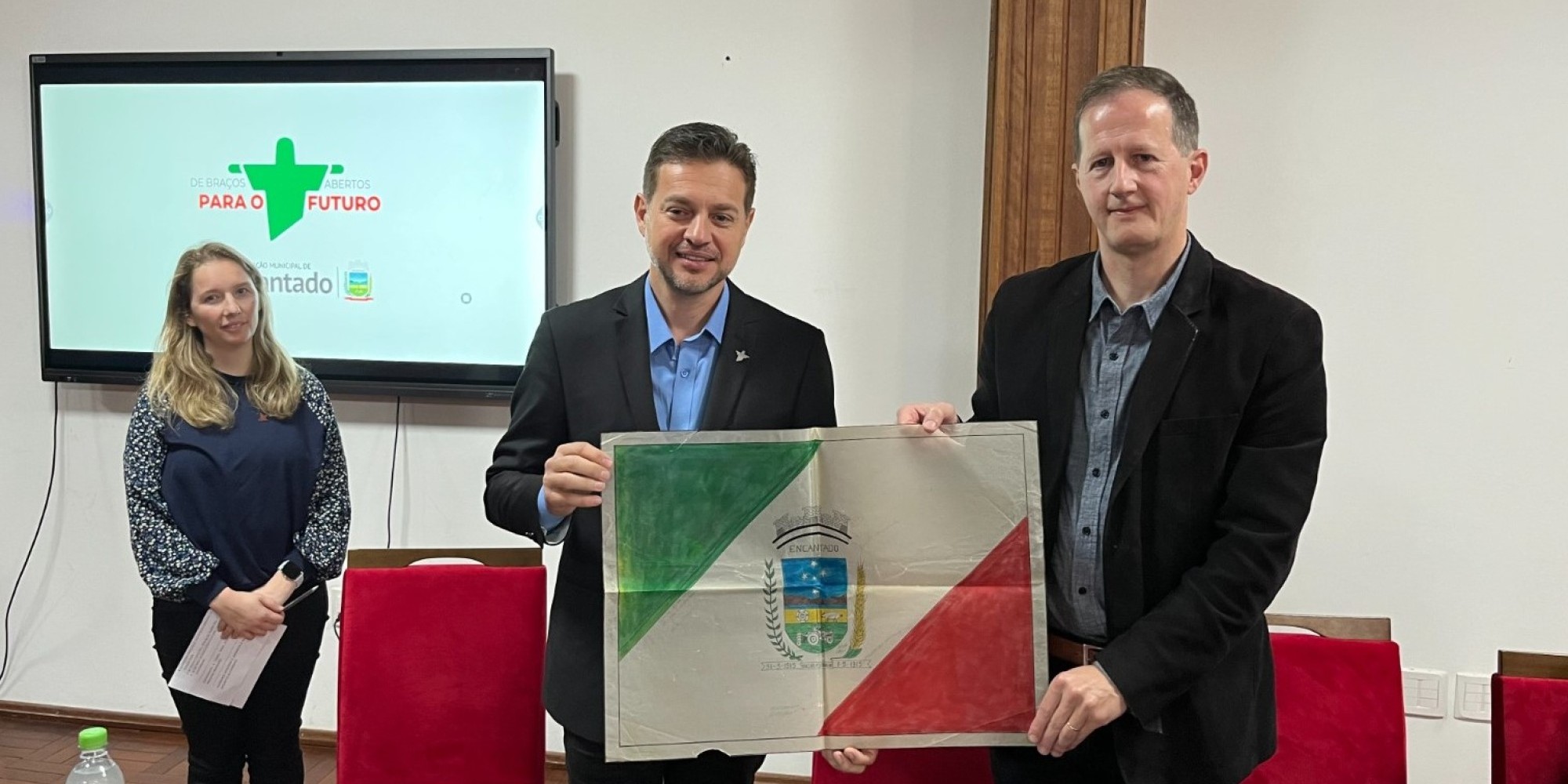 Desenho original da bandeira de Encantado passa a fazer parte do museu municipal