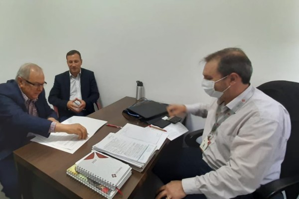 Prefeito Adroaldo Conzatti, deputado dederal Sanderson e diretor do hospita, Evandro Klein