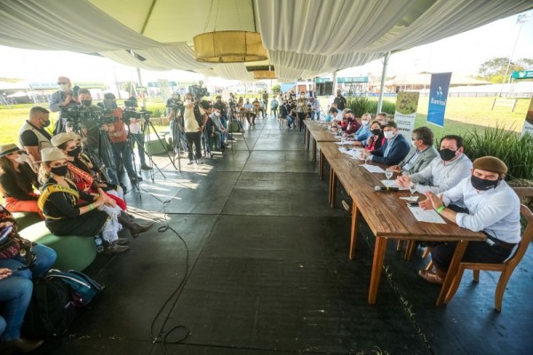 Coletiva de imprensa com autoridades ocorreu neste domingo 
