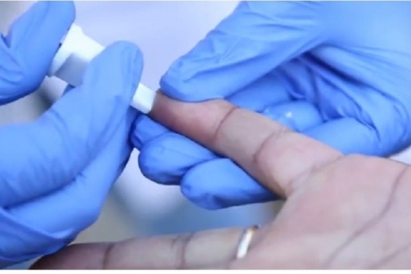 Basta a coleta de uma gota de sangue e o resultado é processado em 15 minutos