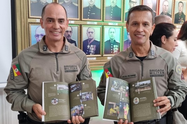 Comandantes do 22° e do 40° BPM participam de lançamento do livro da BM