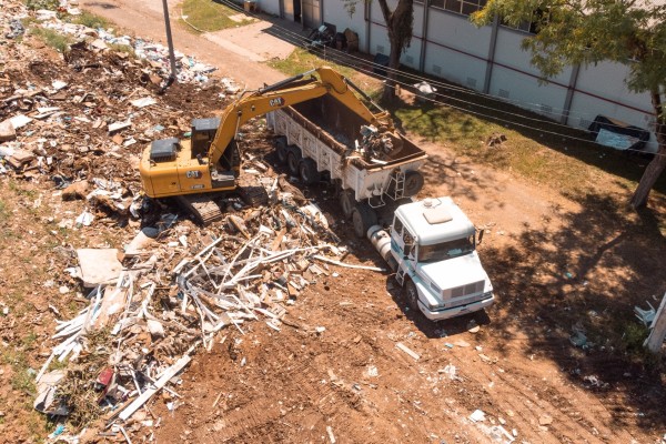 Estado faz a remoção de entulhos gerados pelas enchentes