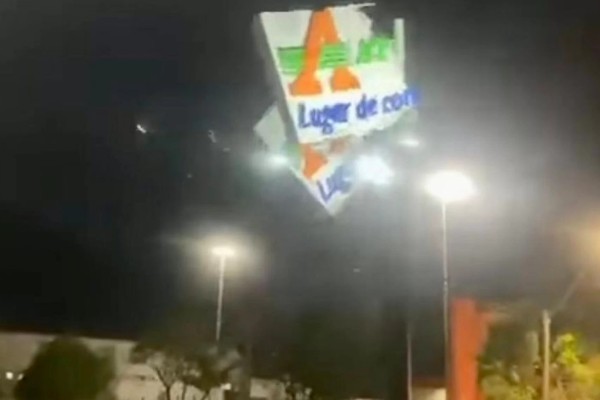 Chuvas e vento forte no RS, cancelam voos, suspendem aulas e deixam 81 mil sem luz