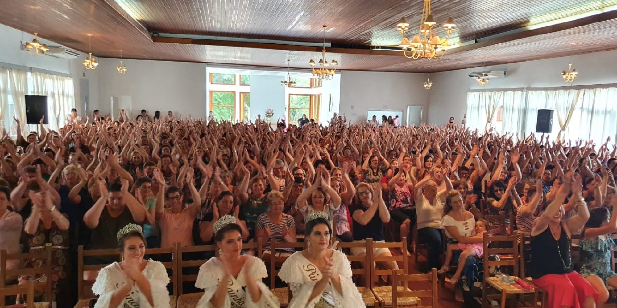 Centenas de mulheres prestigiaram o evento Centenas de mulheres prestigiaram o evento