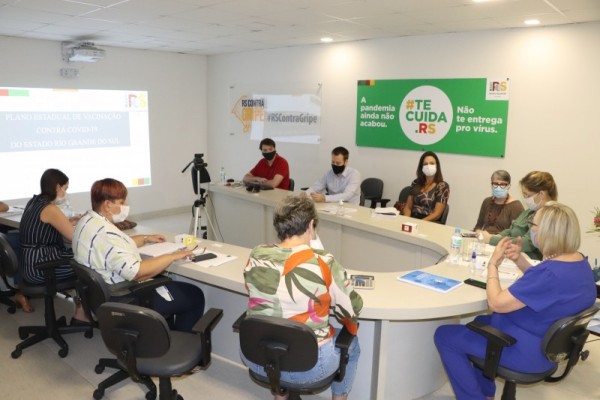 Em reunião nesta quarta (13), equipe da Secretaria da Saúde alinha estratégias para a logística de vacinação no RS