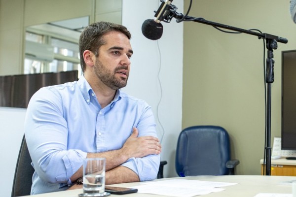 Depois da transmissão pela internet, governador gravou boletim para rádios com atualização sobre o combate à Covid-19