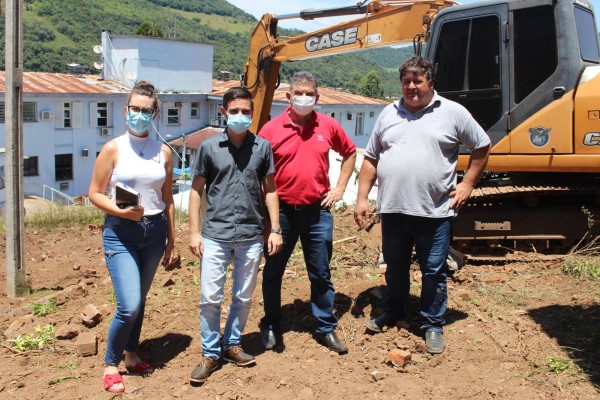 Secretária da Saúde e Meio Ambiente, Jayana Zanuzo; prefeito, Mateus Giovanoni Trojan; vice-prefeito, Amarildo Baldasso; e secretário de Obras e Agricultura, Lauro Fronchetti; visitaram obra.