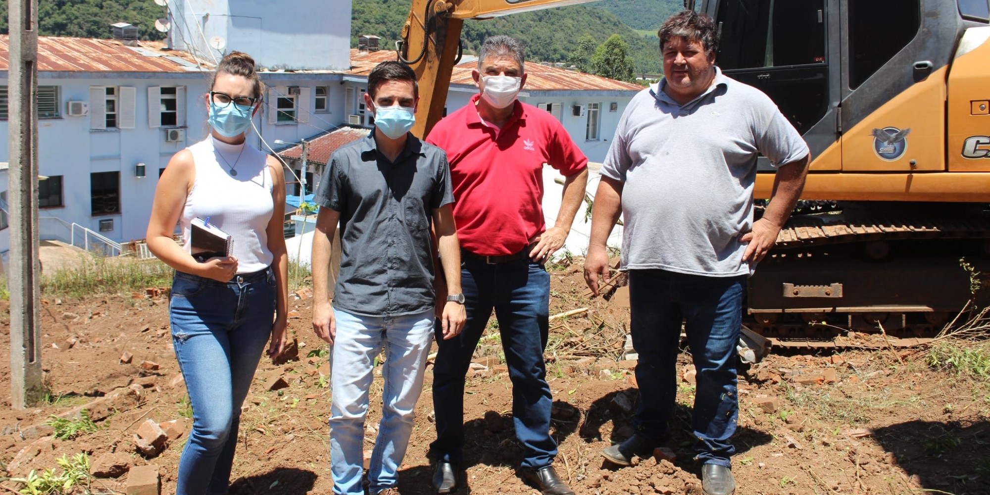 Secretária da Saúde e Meio Ambiente, Jayana Zanuzo; prefeito, Mateus Giovanoni Trojan; vice-prefeito, Amarildo Baldasso; e secretário de Obras e Agricultura, Lauro Fronchetti; visitaram obra. Secretária da Saúde e Meio Ambiente, Jayana Zanuzo; prefeito, Mateus Giovanoni Trojan; vice-prefeito, Amarildo Baldasso; e secretário de Obras e Agricultura, Lauro Fronchetti; visitaram obra.
