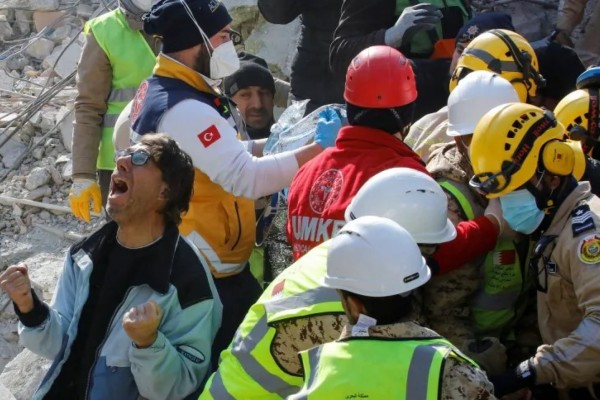 Equipes ainda buscam sobreviventes do terremoto