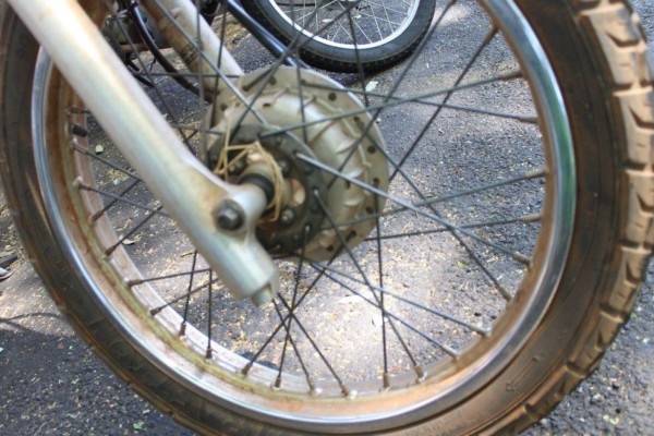 Motociclista foge e deixa celular e documentos no local do acidente