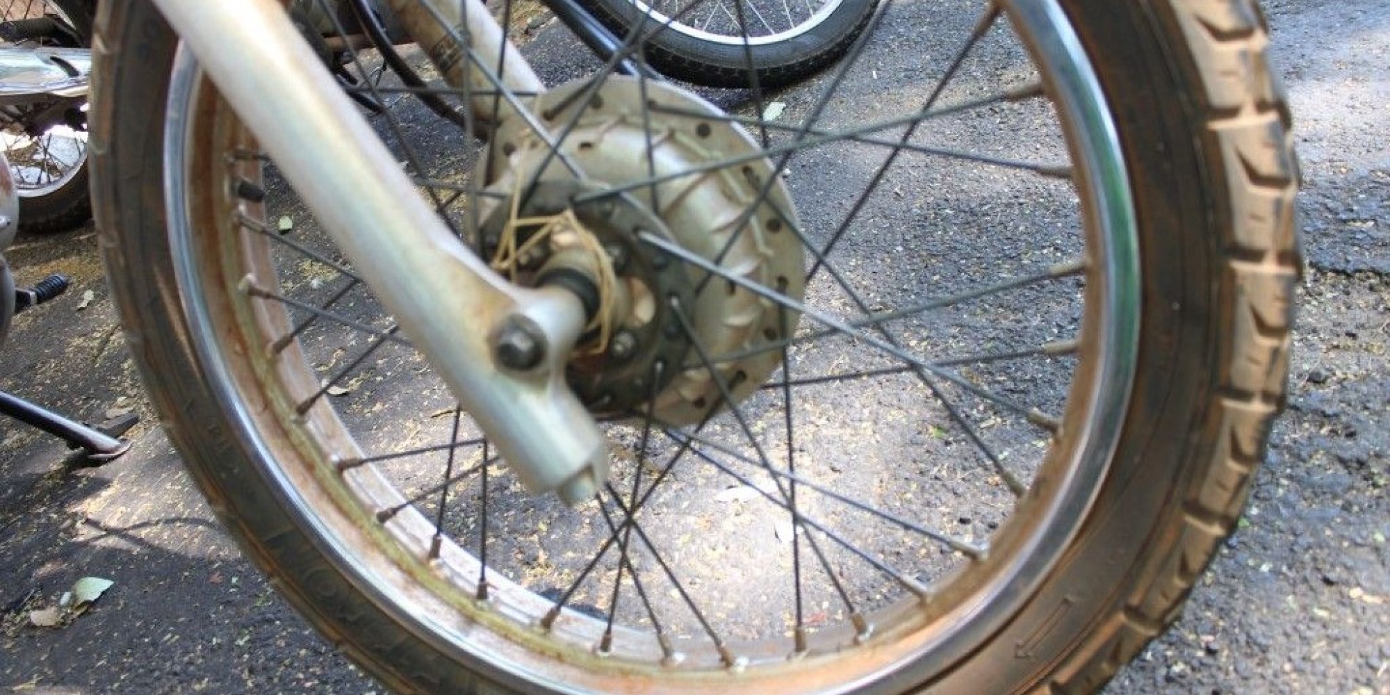 Motociclista foge e deixa celular e documentos no local do acidente