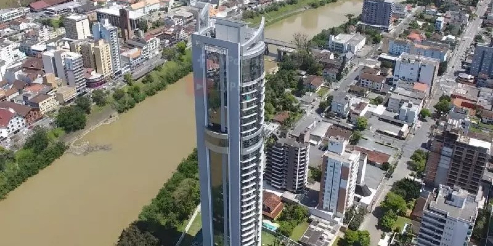 Justiça manda demolir prédio de 36 andares em Blumenau