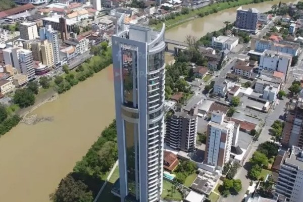 Justiça manda demolir prédio de 36 andares em Blumenau