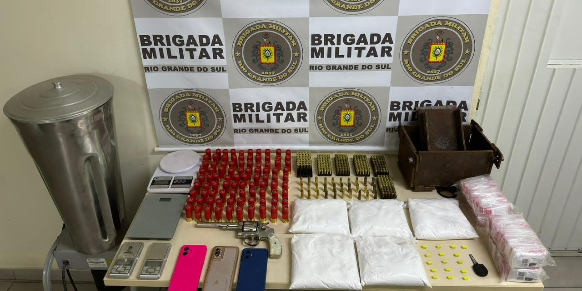 Traficante é preso com drogas e arma em Encantado