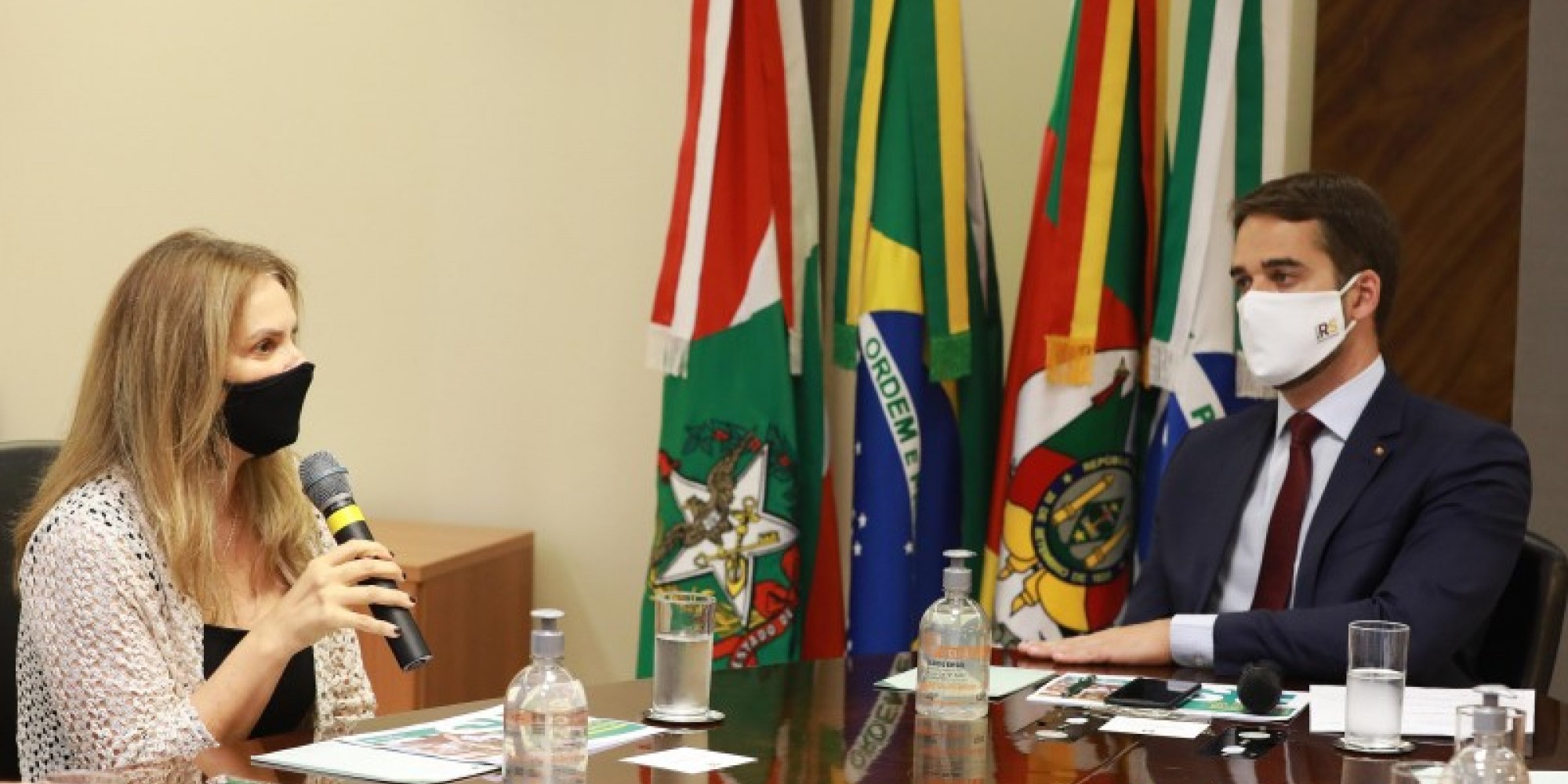 Governador Leite e a diretora-presidente do BRDE, Leany Lemos, durante o anúncio da linha de crédito, na sede do BRDE Governador Leite e a diretora-presidente do BRDE, Leany Lemos, durante o anúncio da linha de crédito, na sede do BRDE