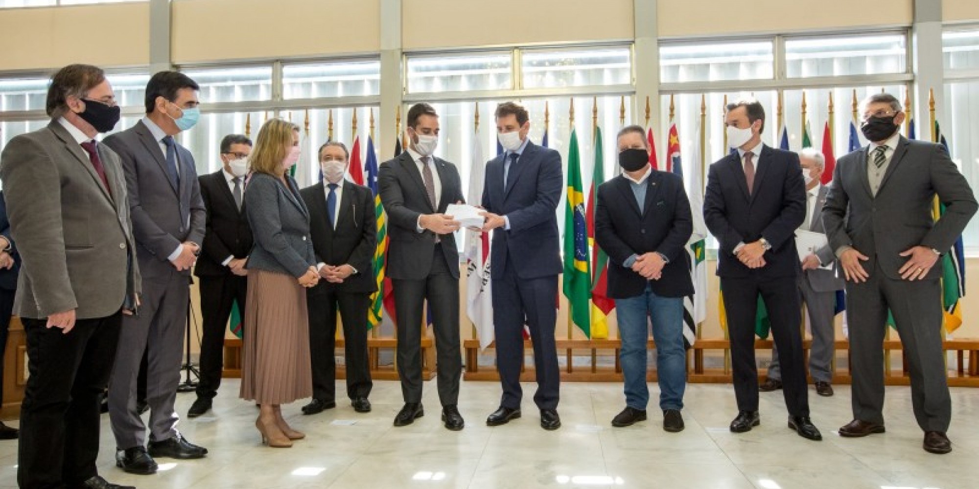 Governador Leite, acompanhado de secretários, entrega projeto para presidente da Assembleia, deputado Ernani Polo Governador Leite, acompanhado de secretários, entrega projeto para presidente da Assembleia, deputado Ernani Polo