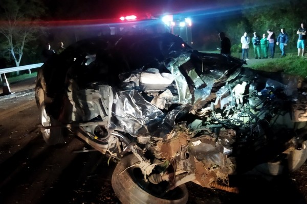 Acidente de trânsito na madrugada desta sexta-feira (14) deixa quatro mortos