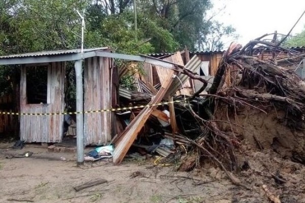 Passagem do ciclone causou a morte de um idoso e quase 600 pessoas tiveram que deixar suas casas
